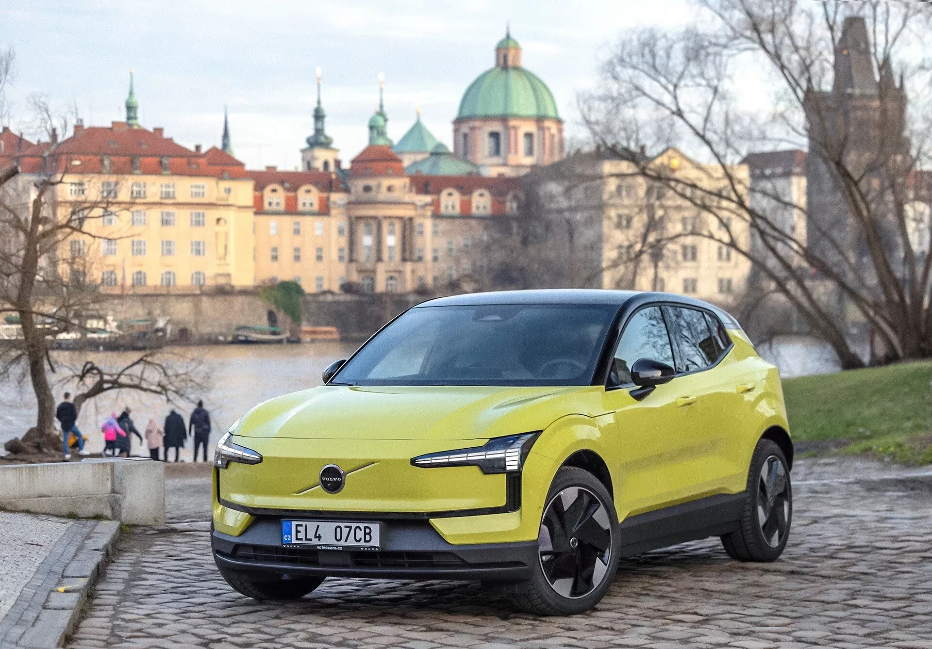 Volvo EX30 v centru Prahy, značka koncernu Geely
