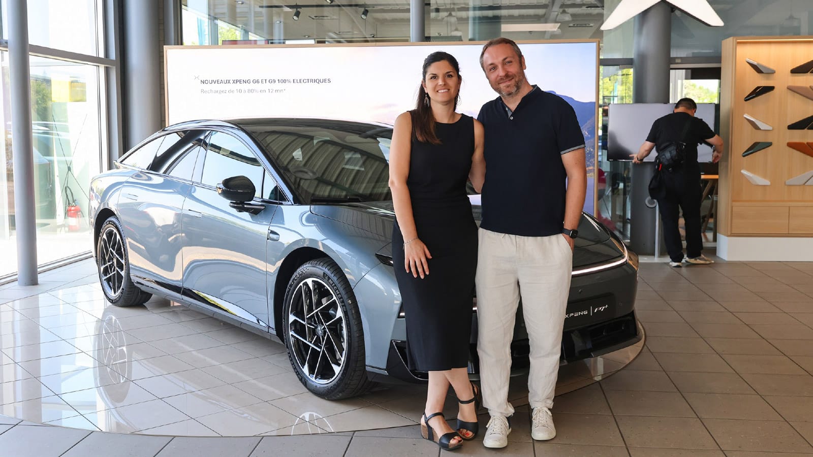 Předání šestitisícího vozu XPeng ve francouzském showroomu