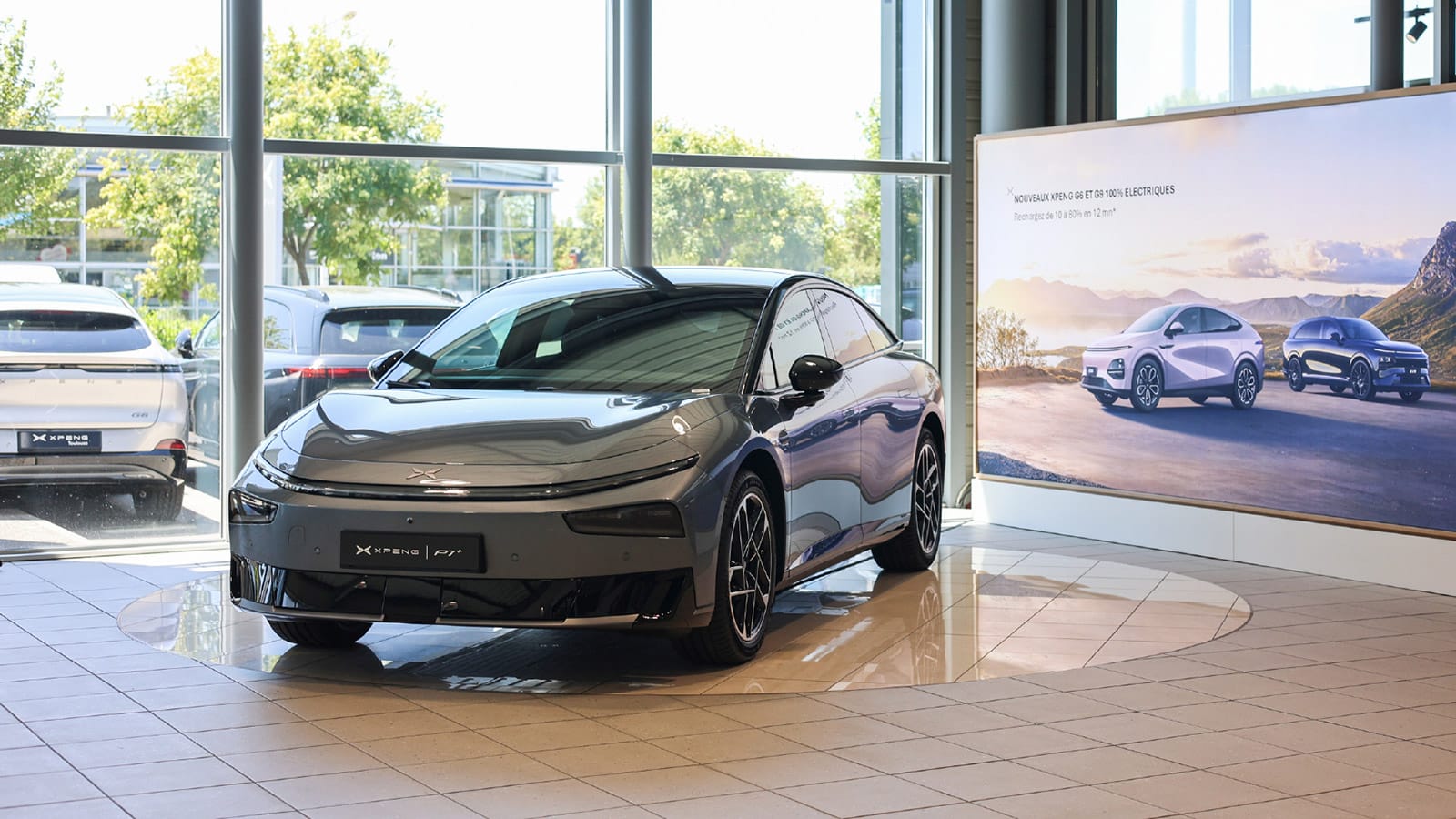 XPeng P7+ v showroomu XPeng ve Francii