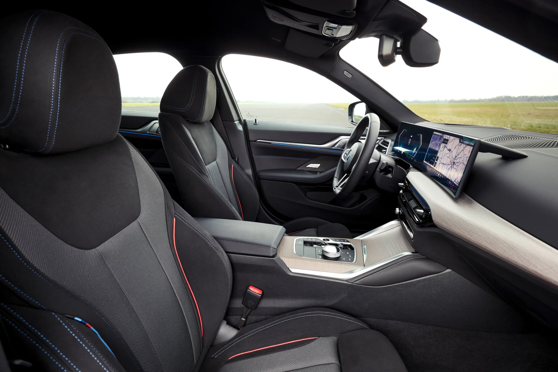 BMW i4, přední sedadla a pracoviště řidiče s displejem