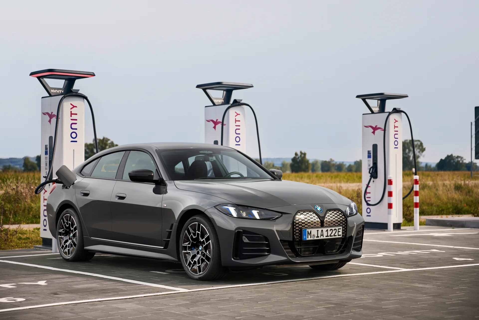 BMW i4 při nabíjení, pohled zepředu