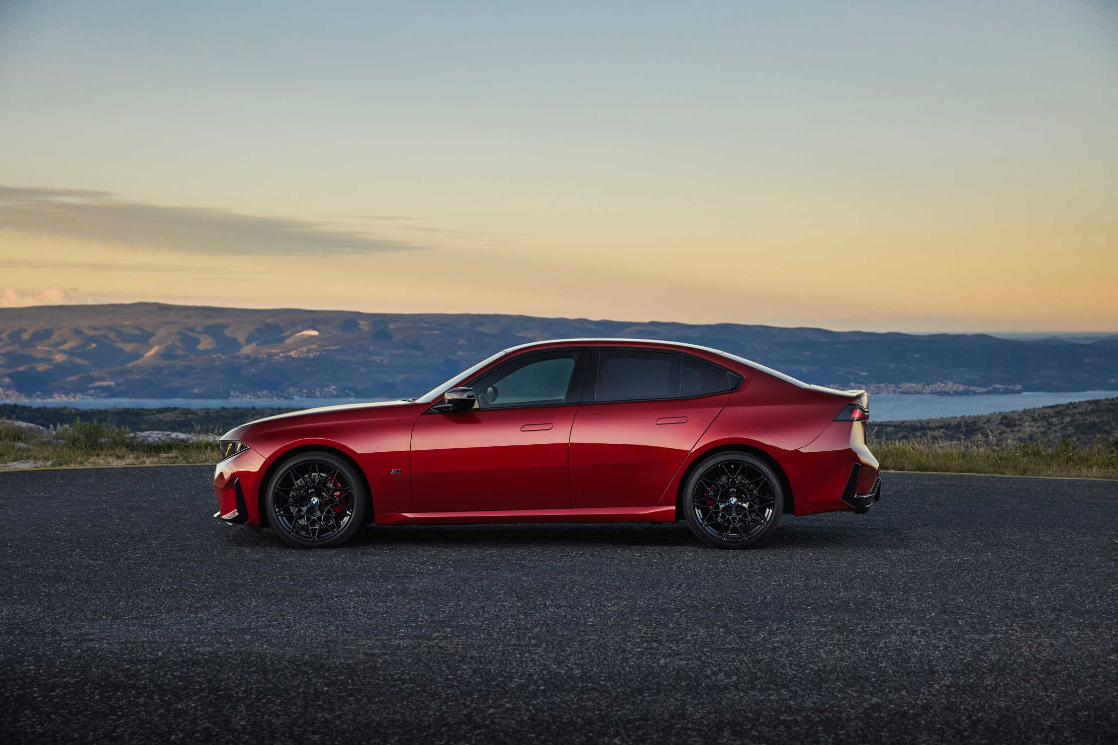 Nové BMW M350 xDrive (G50) z profilu