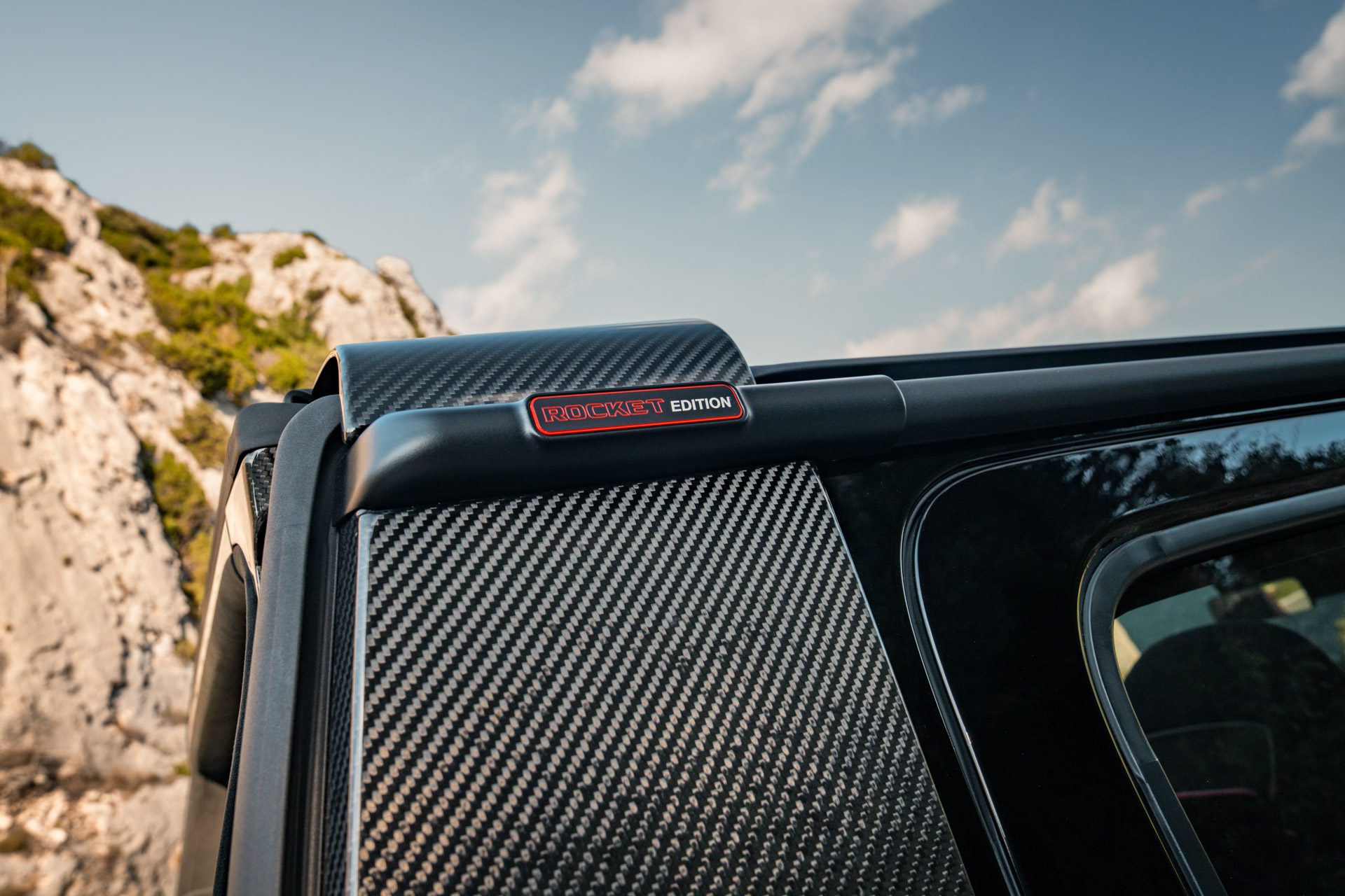 Detail zadní části plátěné střechy Brabusu 900 Rocket Edition Cabrio