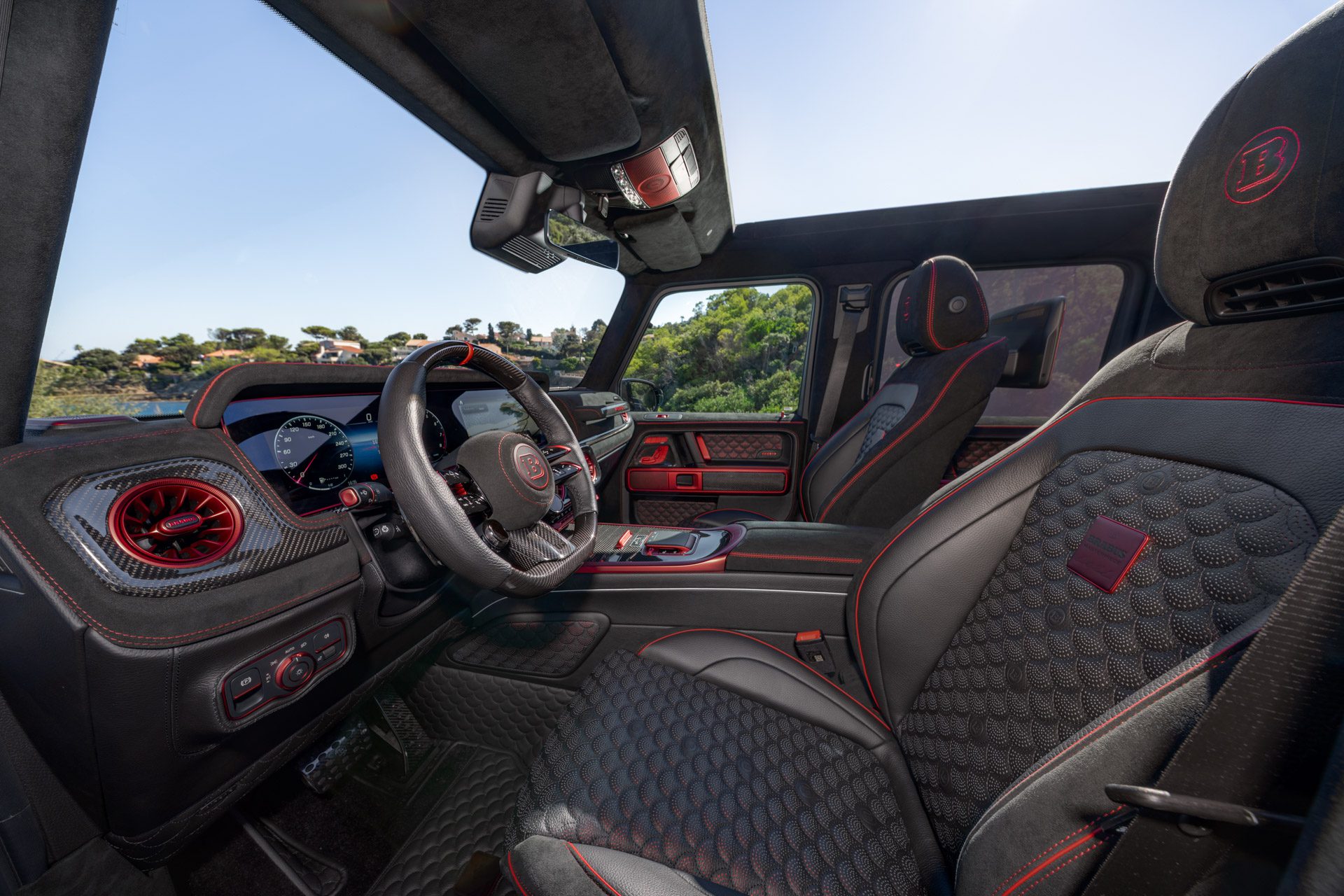 Interiér Brabusu 900 Rocket Edition Cabrio s černou kůží a červenými doplňky