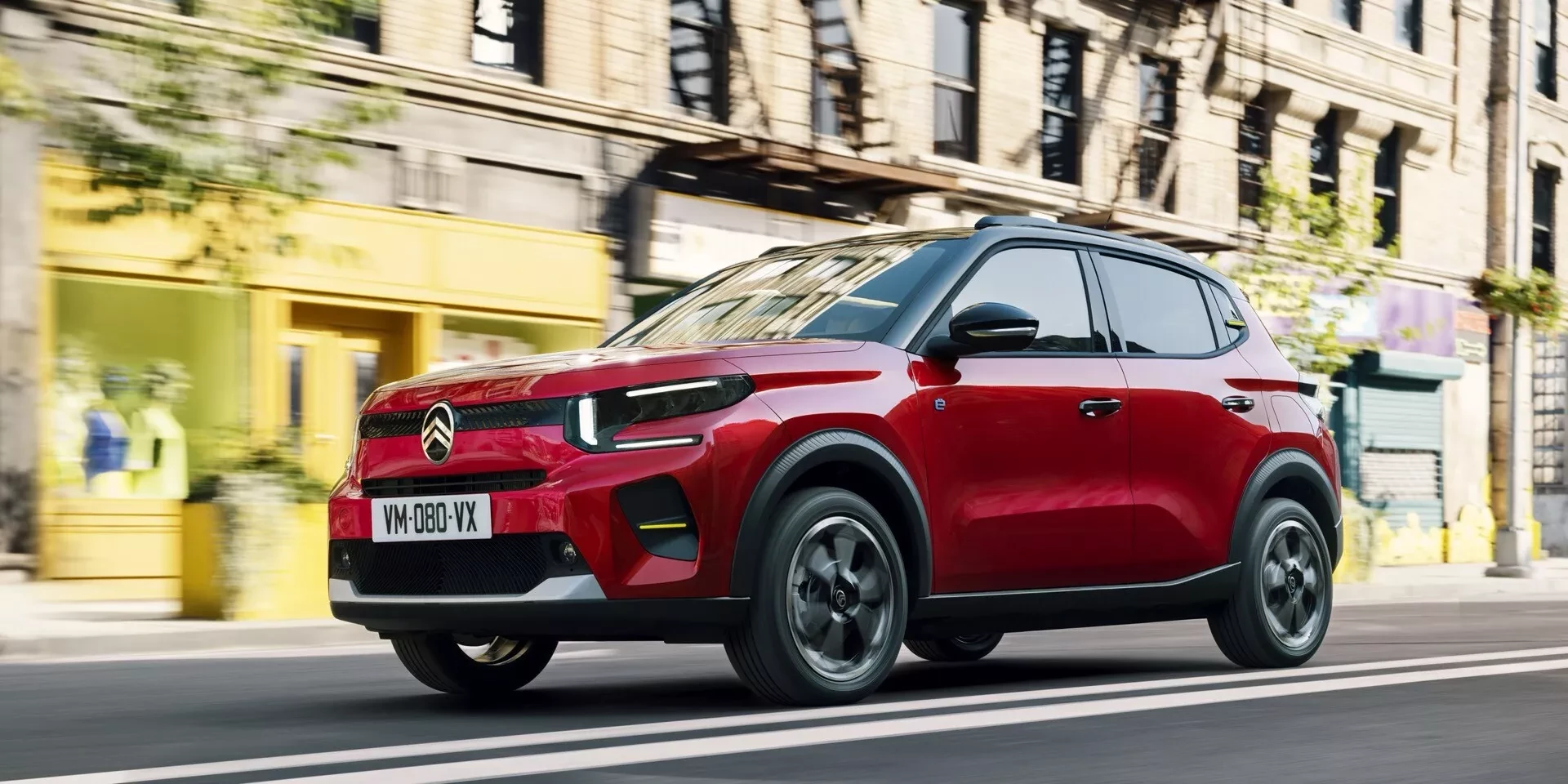 Červený Citroën ë-C3 při jízdě městem