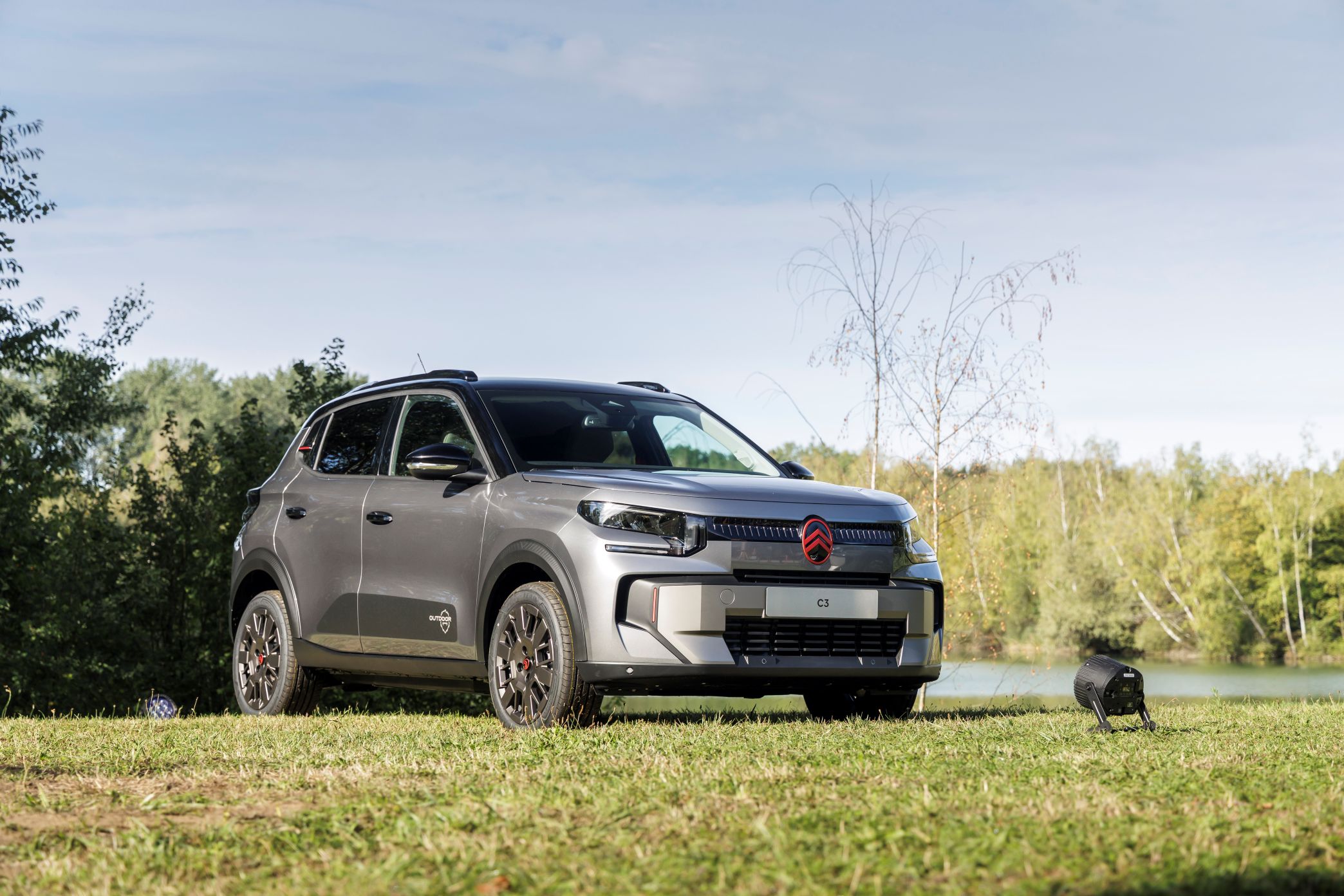 Citroën C3 OUTDOOR zepředu ze tříčtvrtečního pohledu