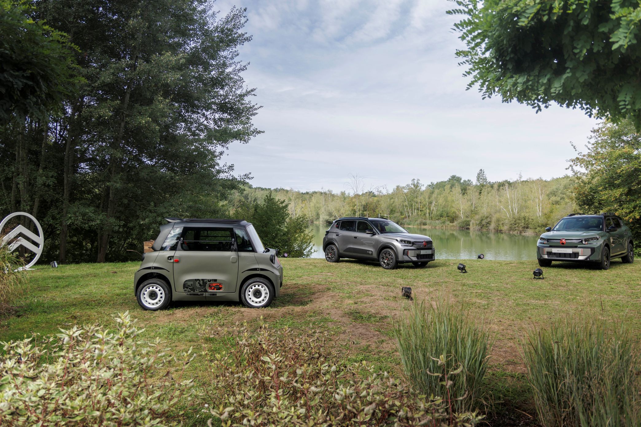 Citroën Ami, C3 a C3 Aircross OUTDOOR společně u jezera