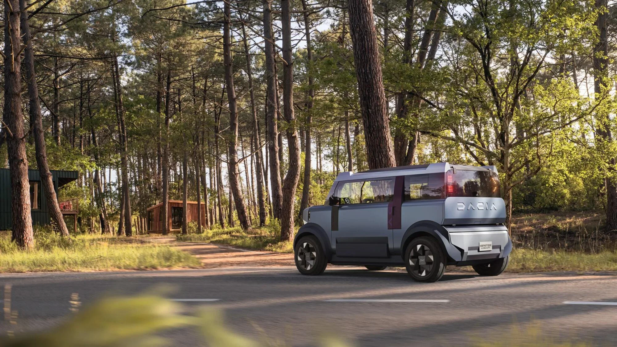 Dacia Hipster Concept zezadu na silnici v lese