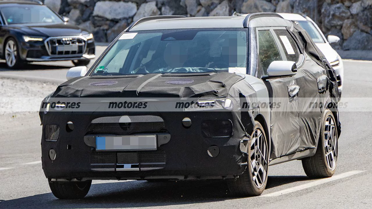Maskovaný prototyp druhé generace Hyundai Bayon při silničních testech, přední tříčtvrteční pohled