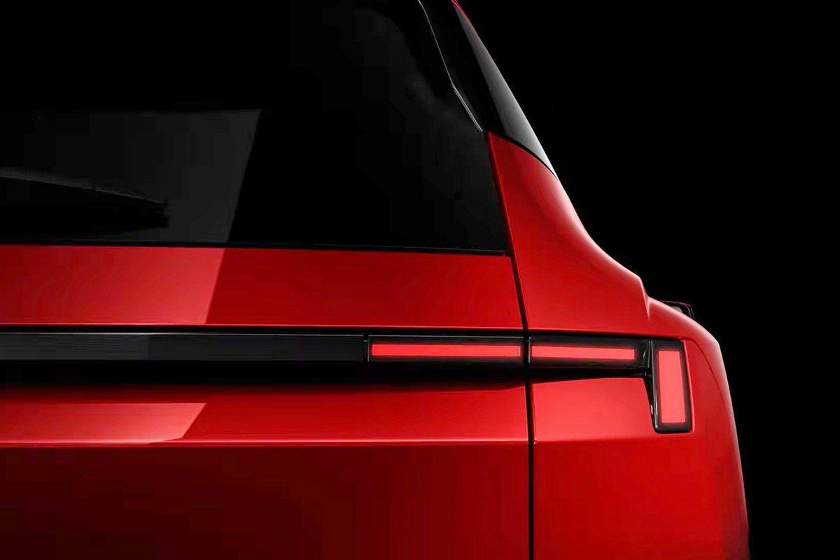 Oficiální teaser zádě Hyundai Bayon druhé generace s červeným segmentem zadního světla lámajícím se u rohu svisle dolů