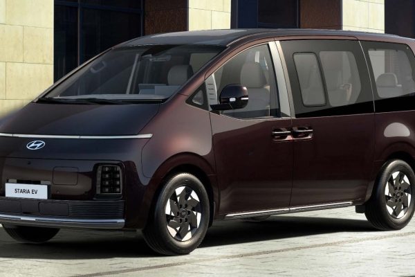 Hyundai Staria Electric v čelním tříčtvrtečním pohledu