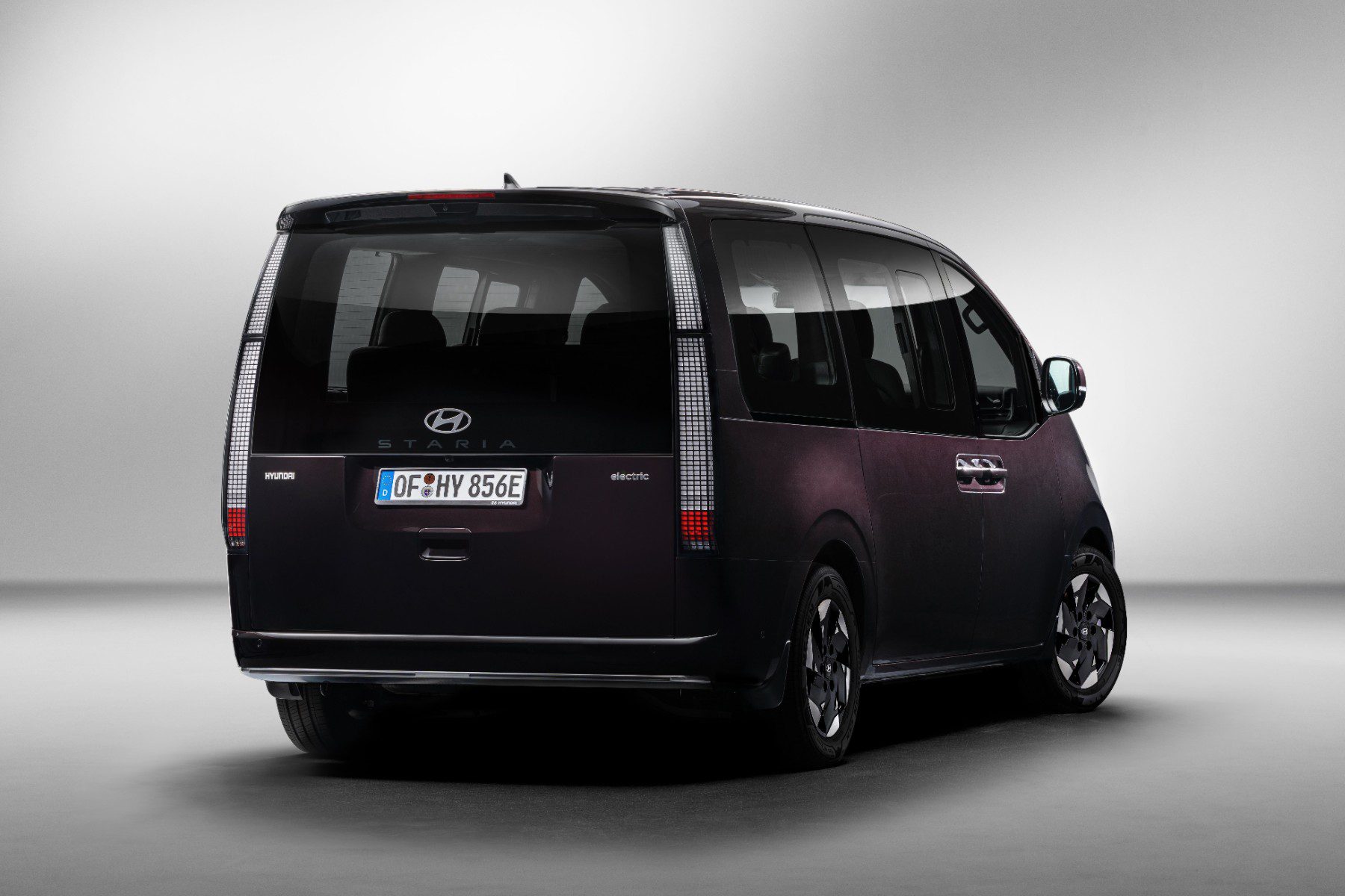 Hyundai Staria Electric v zadním tříčtvrtečním pohledu