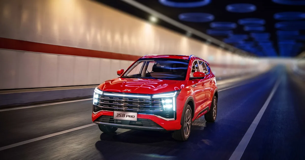 Červené SUV JAC JS8 Pro v čelním tříčtvrtečním pohledu na silnici
