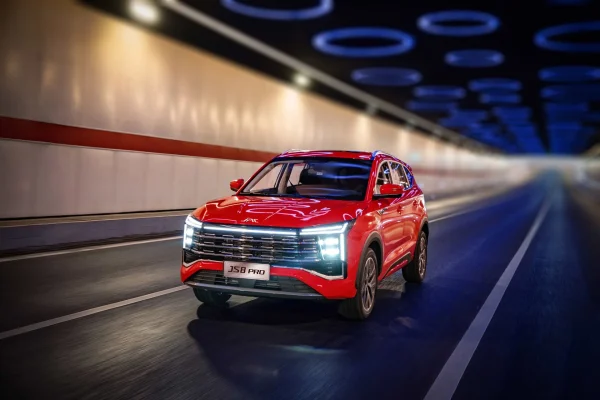 Červené SUV JAC JS8 Pro v čelním tříčtvrtečním pohledu na silnici