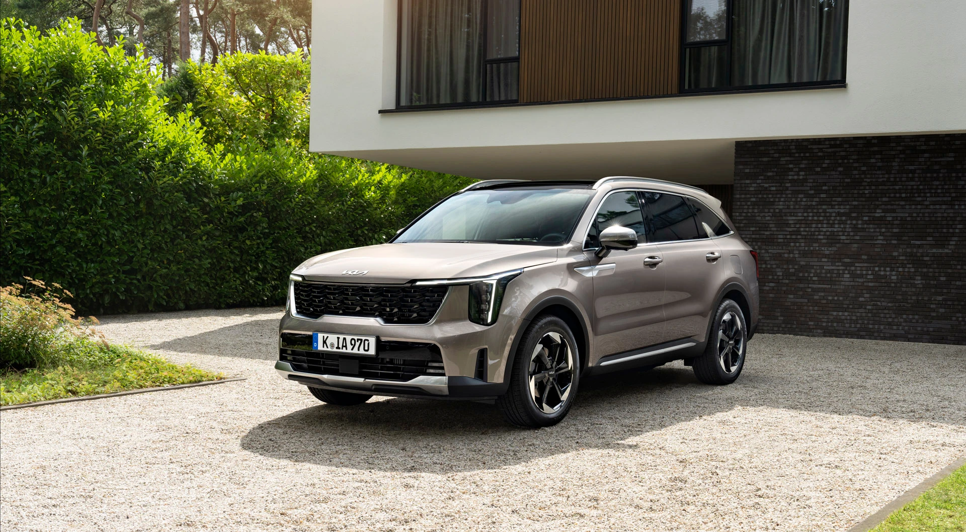 Kia Sorento po faceliftu zepředu v tříčtvrtečním pohledu