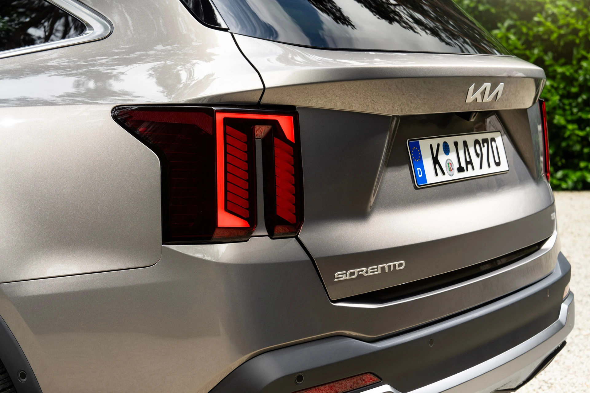 Zadní partie faceliftované Kie Sorento se světly a nápisem Sorento
