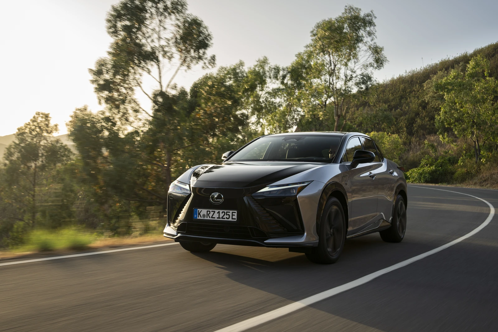 Lexus RZ 550e F Sport v jízdě na okresní silnici