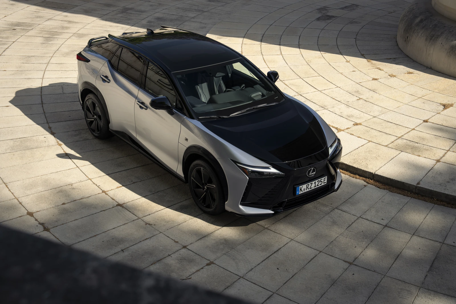 Lexus RZ 550e F Sport při pohledu shora ze tří čtvrtin