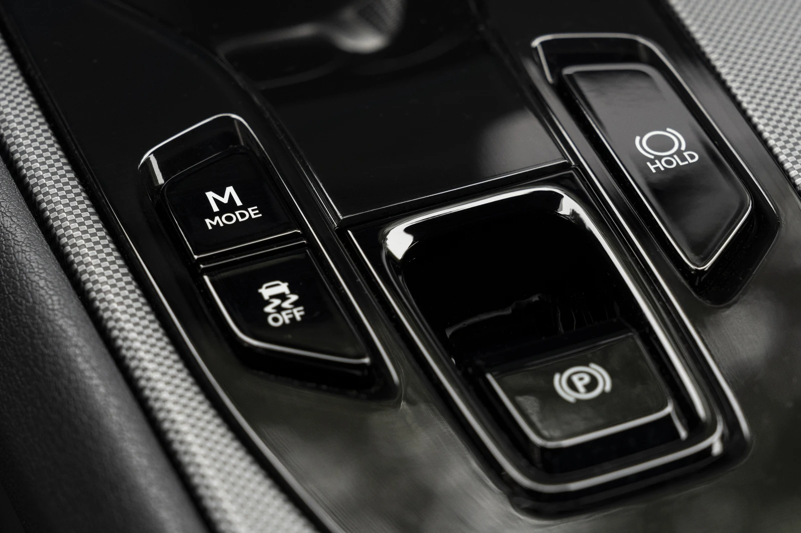 Tlačítko M MODE na středovém tunelu Lexusu RZ 550e F Sport
