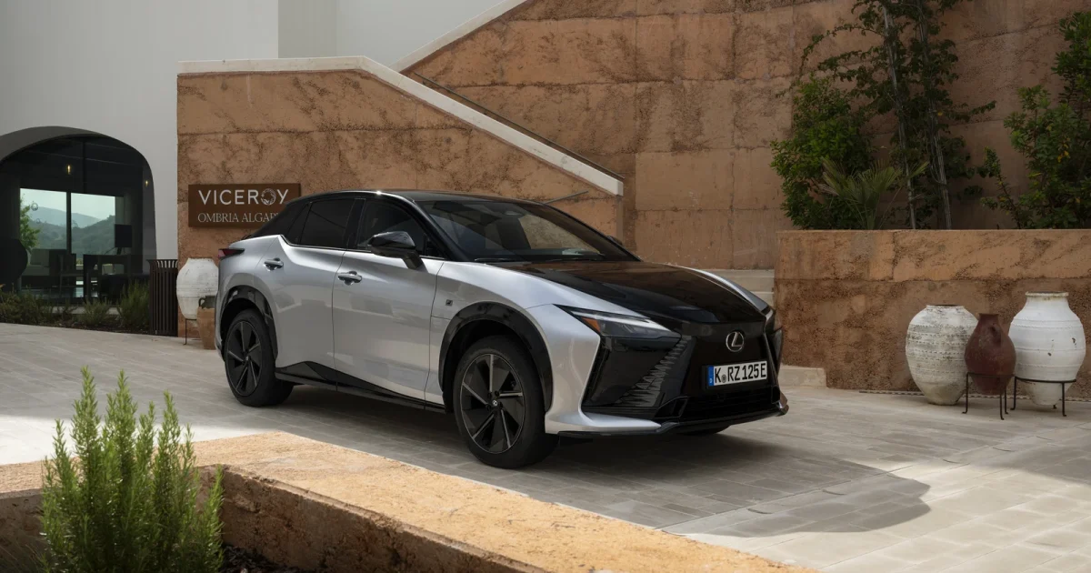 Lexus RZ 550e F Sport 2026 zepředu ze tří čtvrtin