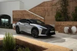 Lexus RZ 550e F Sport 2026 zepředu ze tří čtvrtin