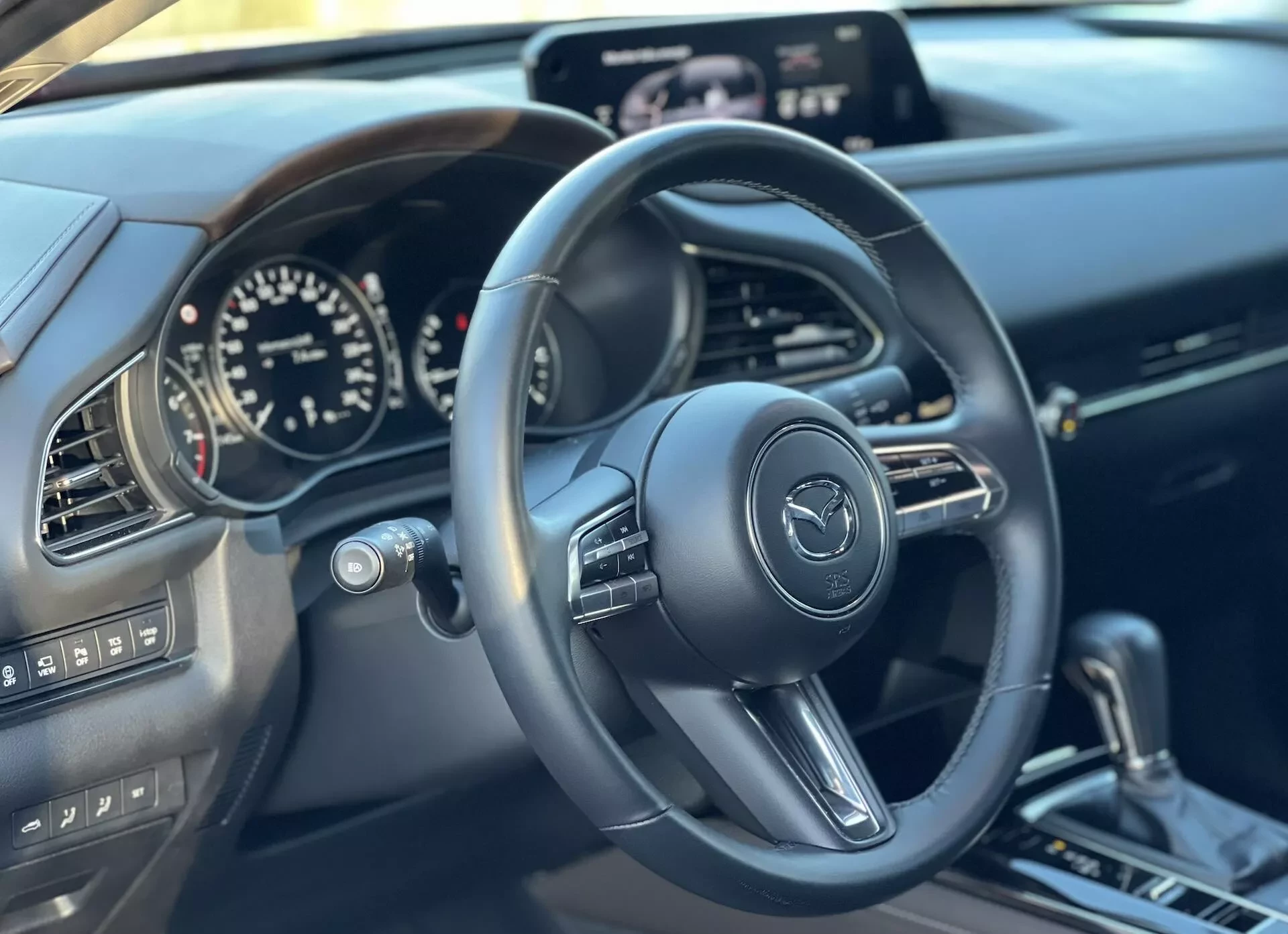 Kokpit Mazdy CX-30 se středovým displejem