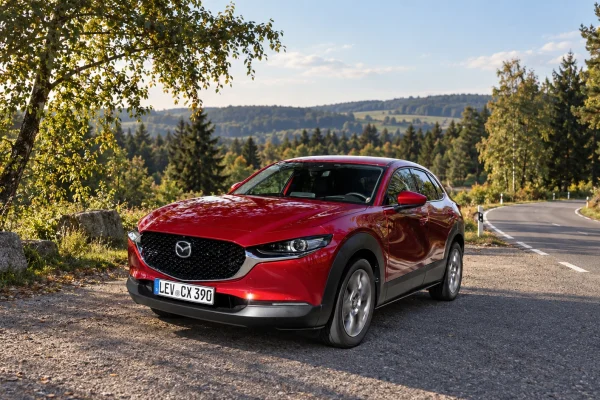 Mazda CX-30 v červeném laku na české silnici