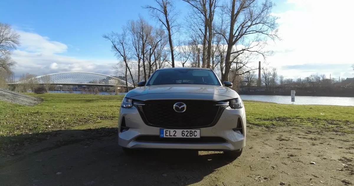 Mazda CX-60 zepředu u Vltavy v Praze