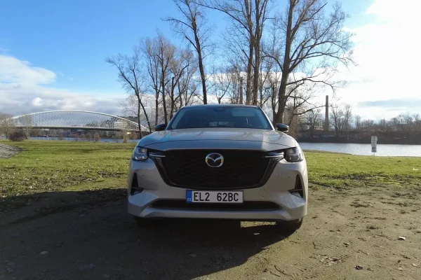 Mazda CX-60 zepředu u Vltavy v Praze