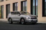 Mitsubishi Outlander PHEV 4x4 zepředu v šedé barvě