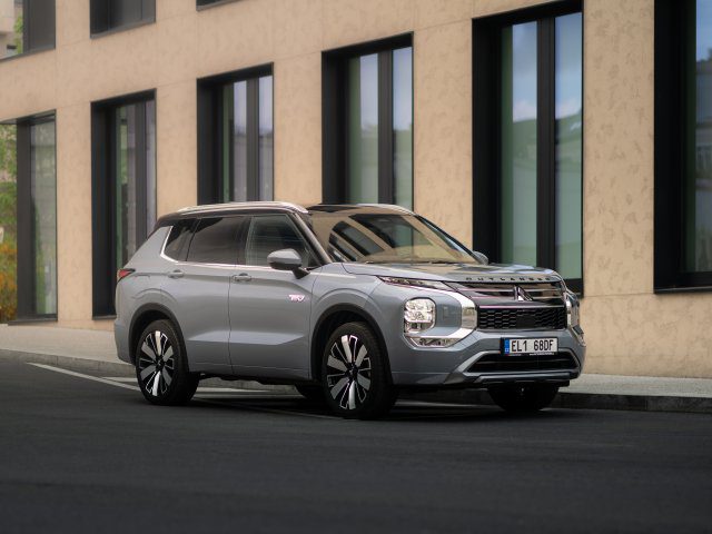 Mitsubishi Outlander PHEV 4x4 zepředu v šedé barvě
