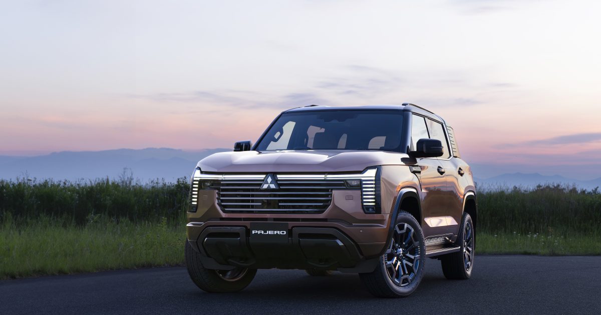 Nové Mitsubishi Pajero 2026 při pohledu zepředu a z boku