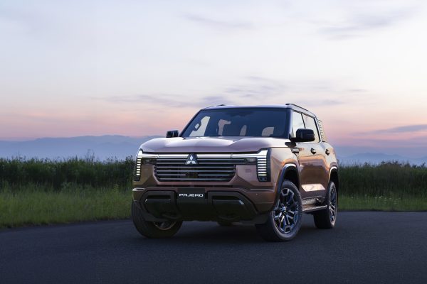 Nové Mitsubishi Pajero 2026 při pohledu zepředu a z boku