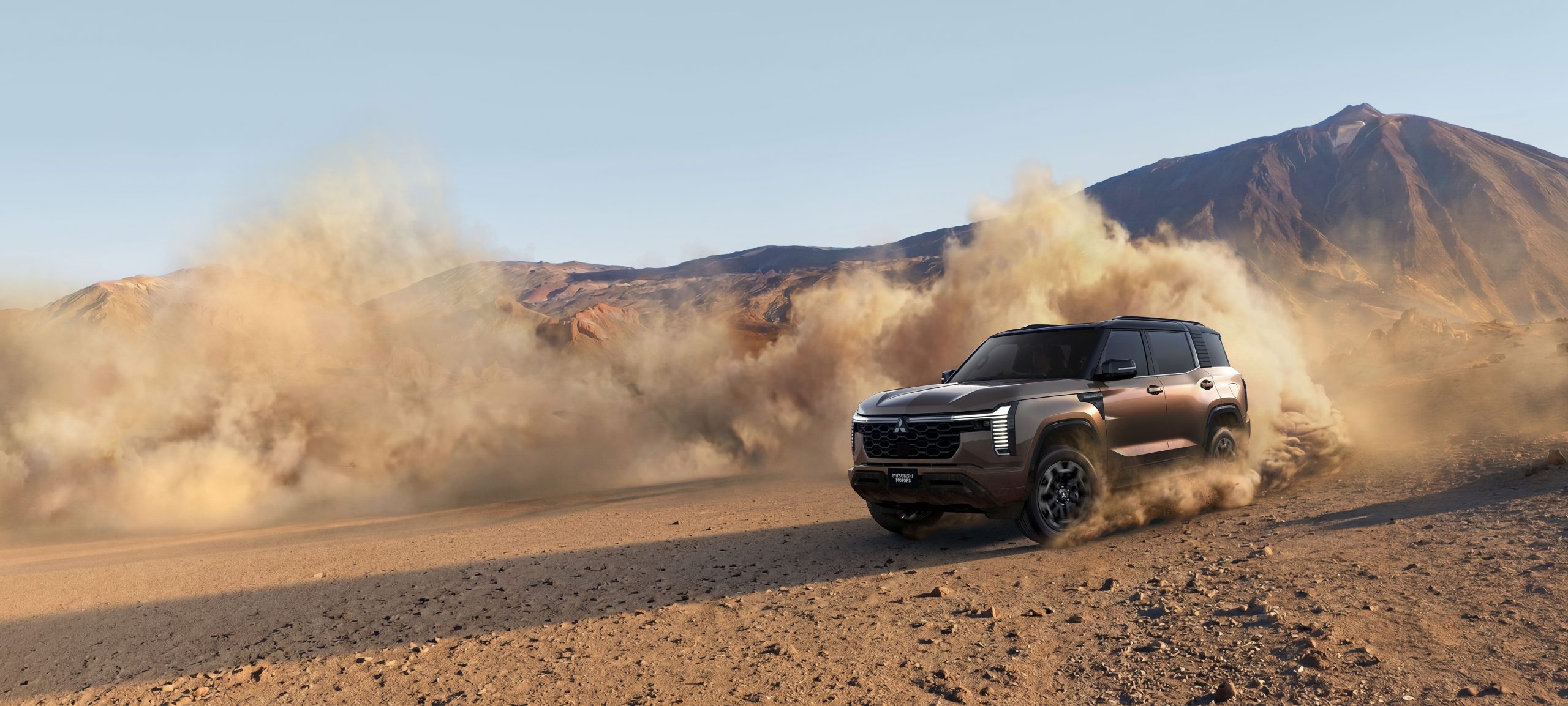 Nové Mitsubishi Pajero 2026 při jízdě v prašném terénu