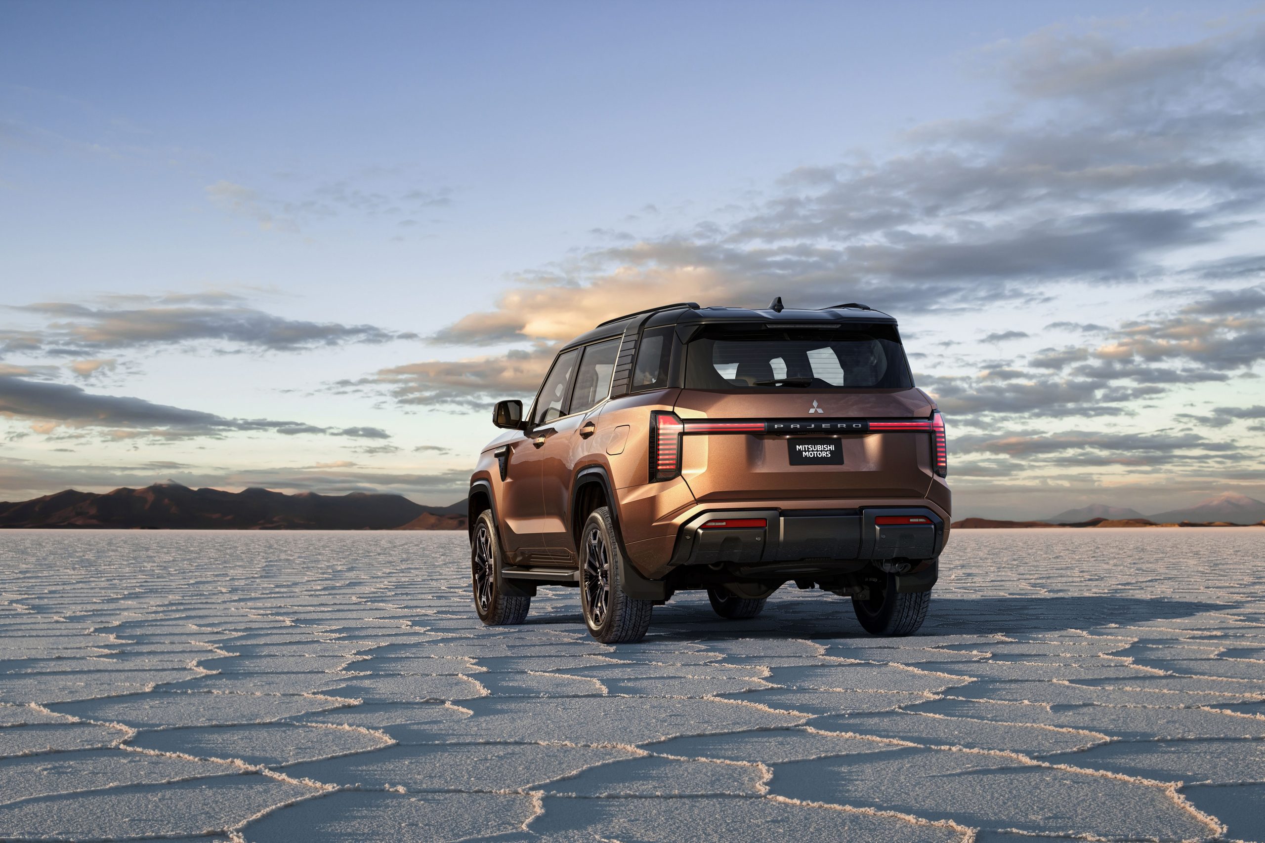 Nové Mitsubishi Pajero 2026 při pohledu zezadu a z boku