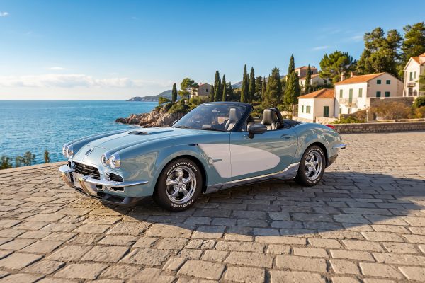 Mitsuoka LA1 zepředu s dvojicí kulatých světlometů