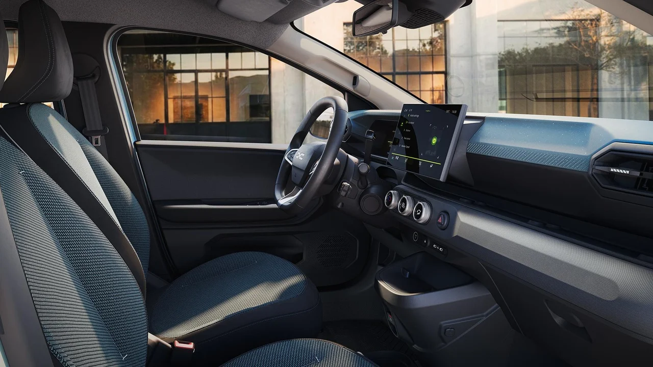 Nová Dacia Spring, druhá generace, interiér se středovým displejem