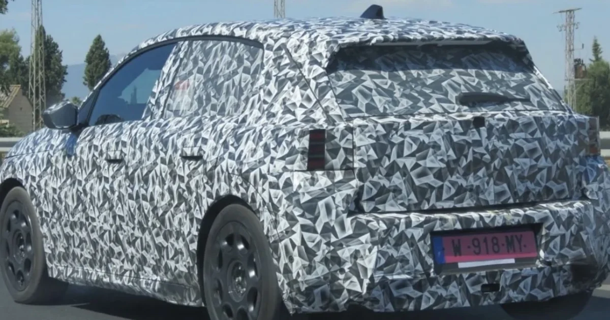 Maskovaný pětidveřový prototyp přisuzovaný příštímu Peugeotu 208, pohled zezadu