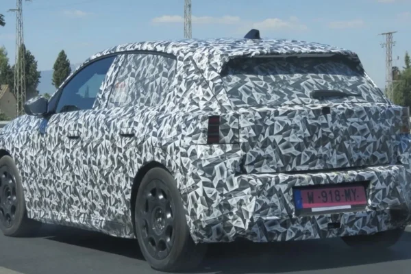 Maskovaný pětidveřový prototyp přisuzovaný příštímu Peugeotu 208, pohled zezadu