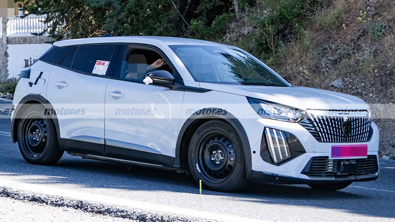 Starší vývojová mula příštího Peugeotu 208 v karoserii modelu 2008, pohled zepředu