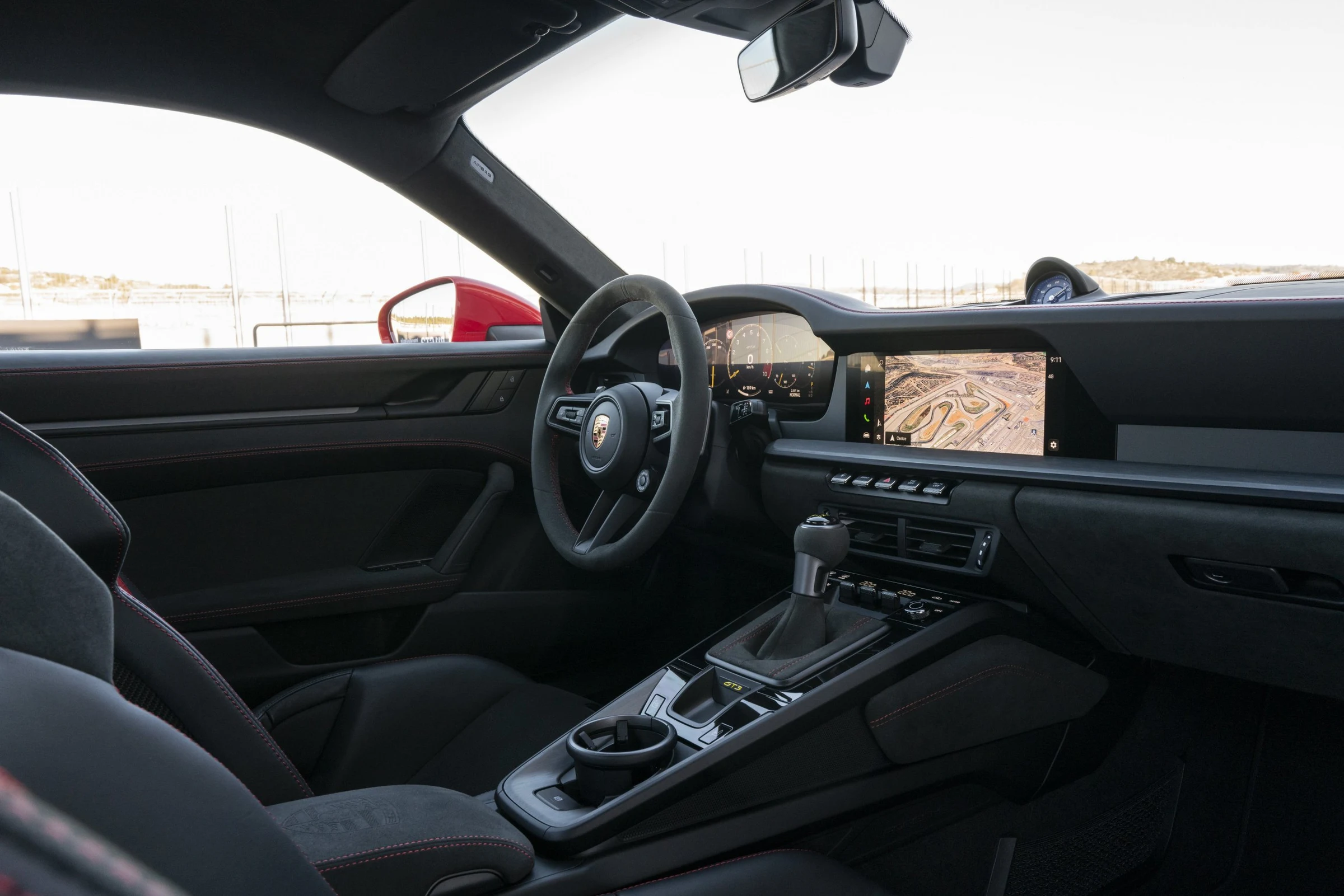 Interiér Porsche 911 GT3 992.2 s digitálním přístrojovým štítem a převodovkou PDK