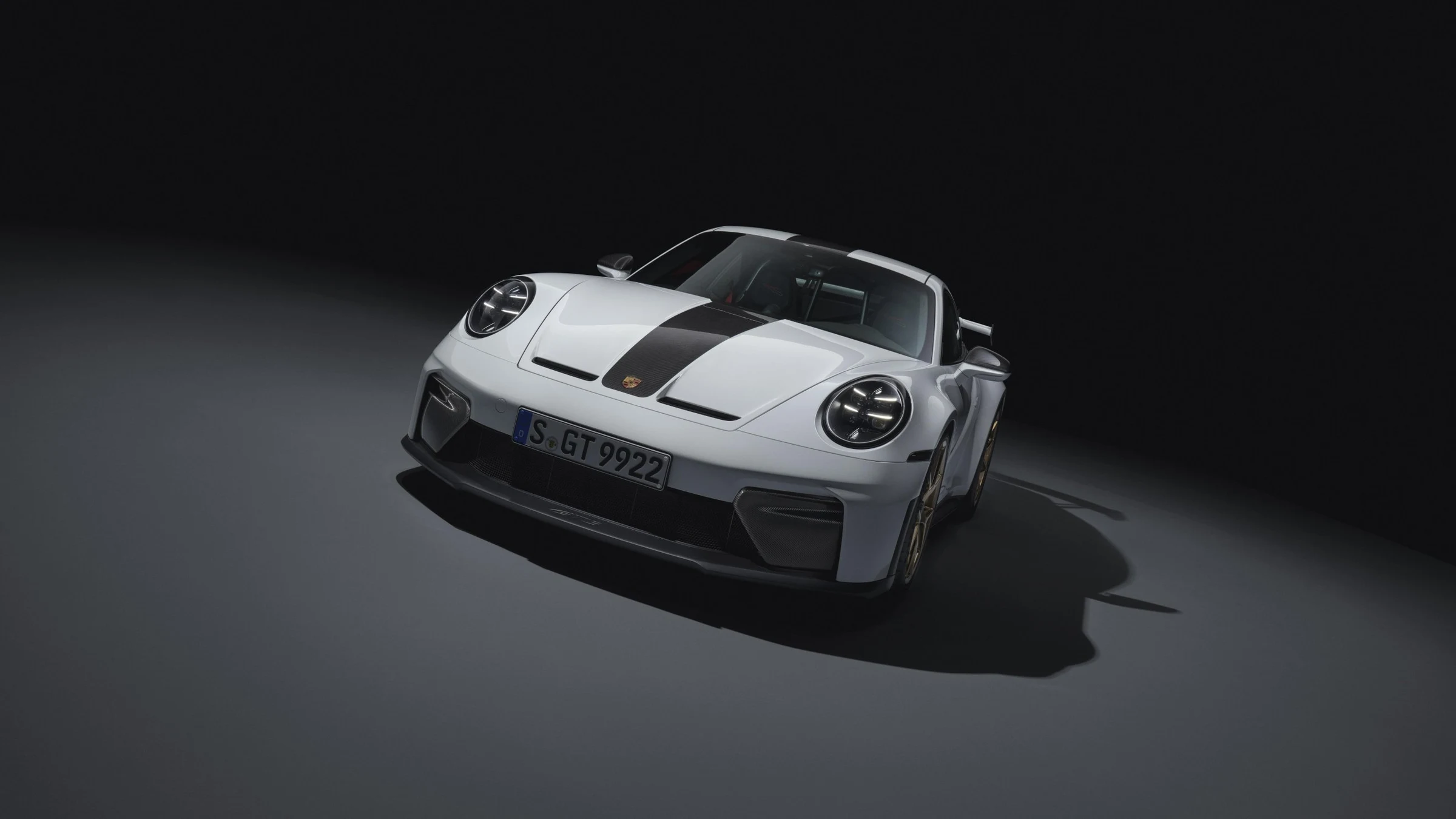 Bílé Porsche 911 GT3 992.2 s pevným křídlem, pohled na příď s novými maticovými LED světlomety