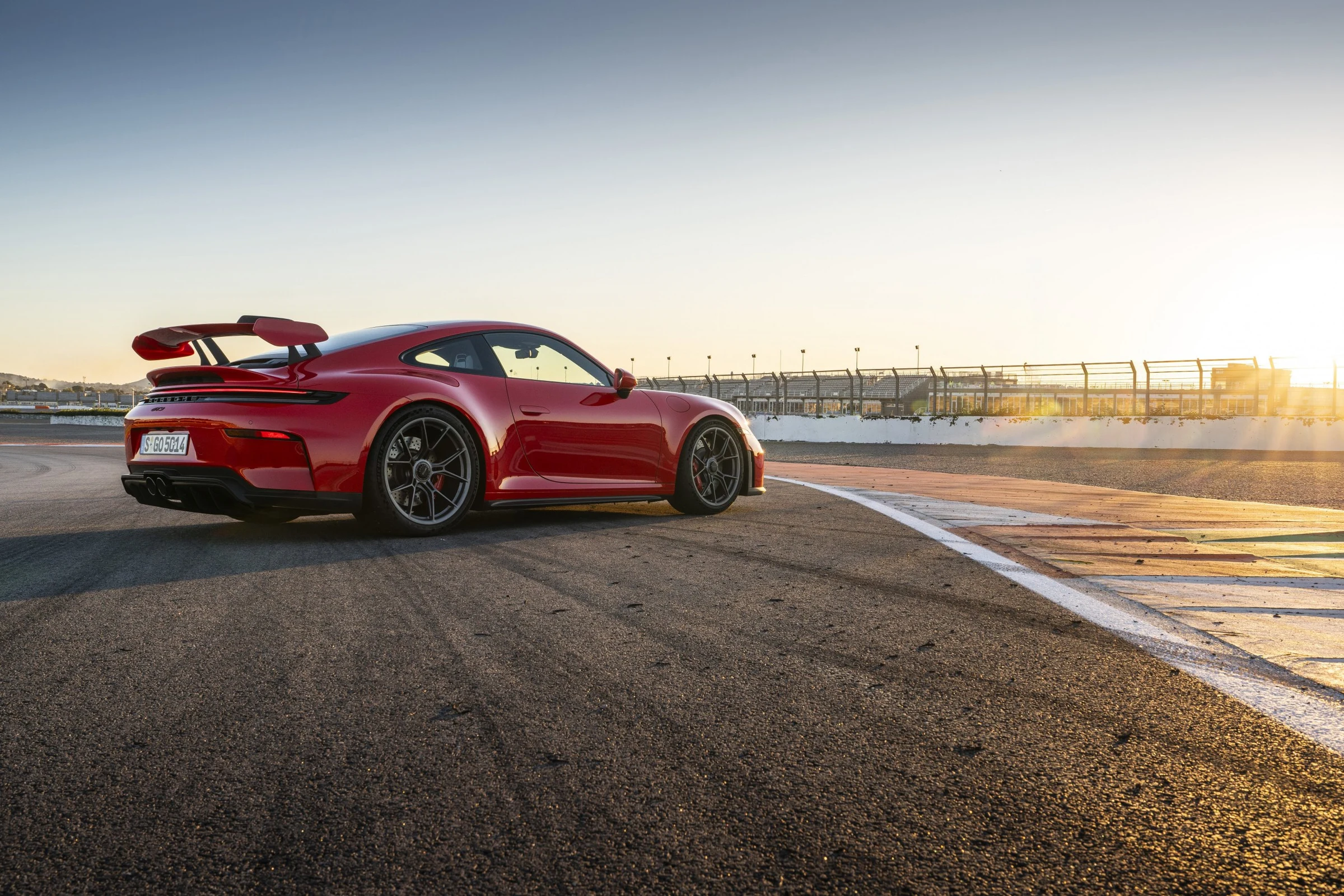 Zadní část Porsche 911 GT3 992.2 s křídlem zavěšeným shora na okruhu