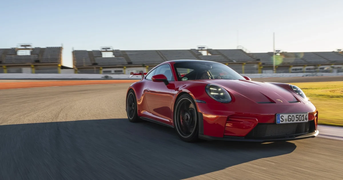 Porsche 911 GT3 generace 992.2 v barvě Guards Red na okruhu ve Valencii, pohled zepředu z boku