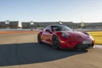 Porsche 911 GT3 generace 992.2 v barvě Guards Red na okruhu ve Valencii, pohled zepředu z boku