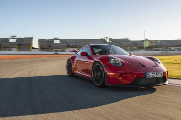 Porsche 911 GT3 generace 992.2 v barvě Guards Red na okruhu ve Valencii, pohled zepředu z boku