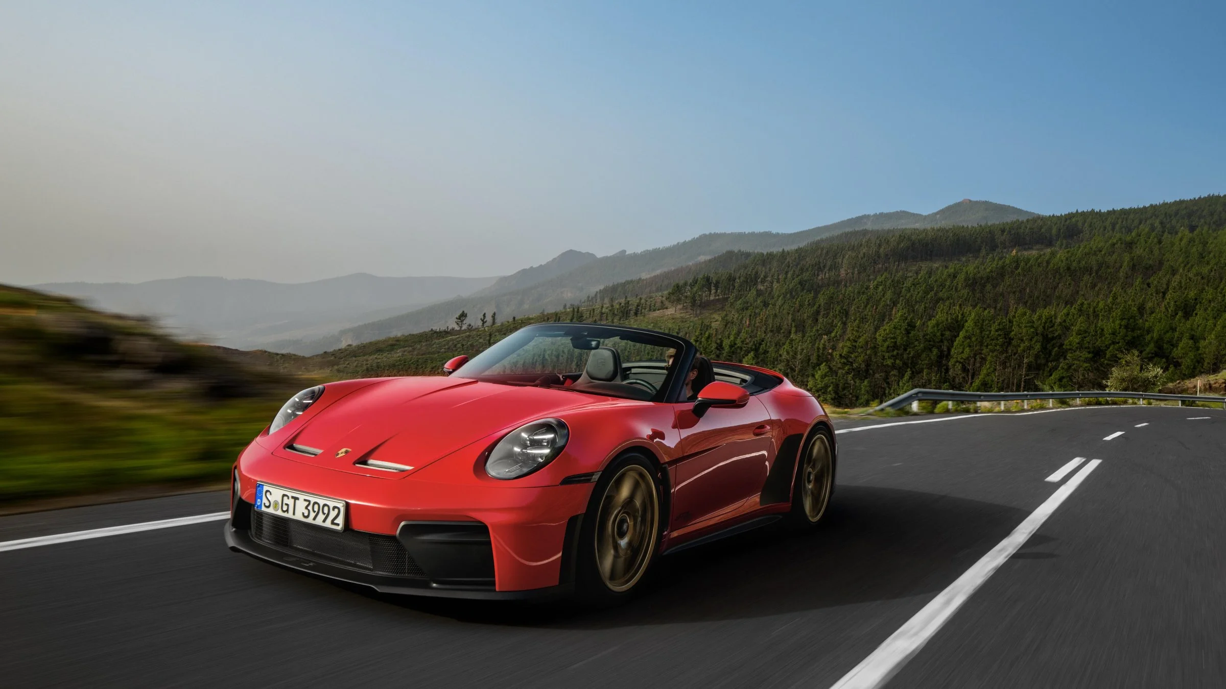 Porsche 911 GT3 S/C v červené barvě při jízdě na horské silnici