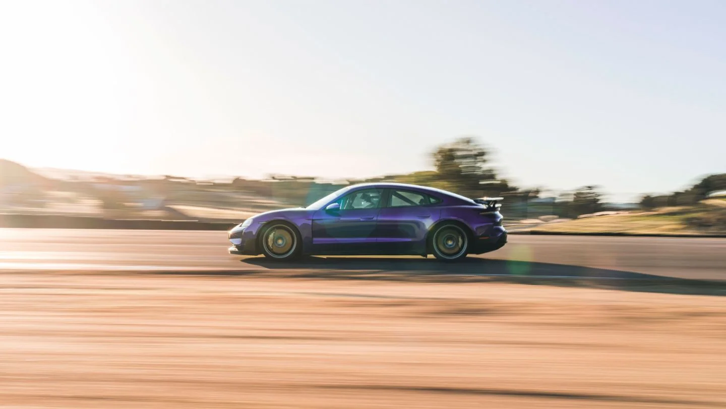 Porsche Taycan při jízdě, boční pohled