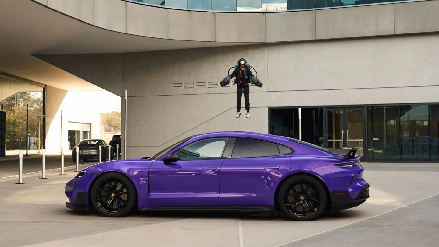 Porsche Taycan v bočním profilu před budovou Porsche