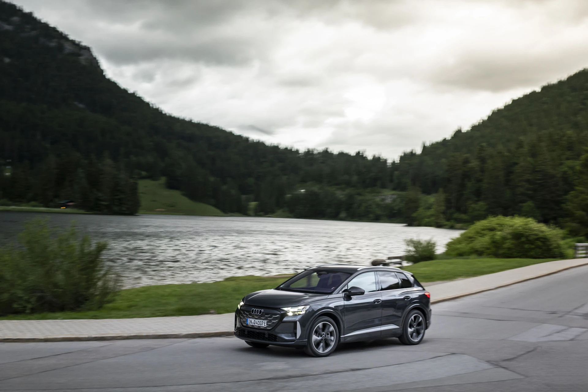 Audi Q4 e-tron 2026 facelift, boční silueta u jezera